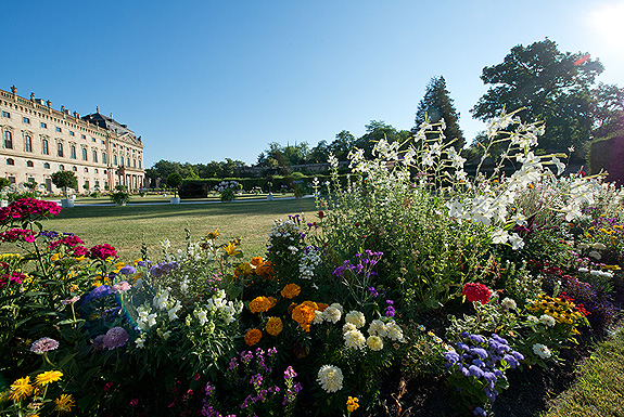 Bild: Residenz mit Blumenrabatten