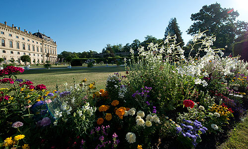 Bild: Residenz mit Blumenrabatten