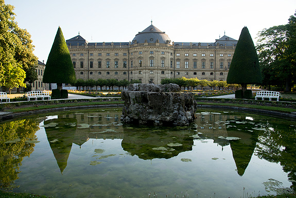 Bild: Residenz mit Wasserbecken