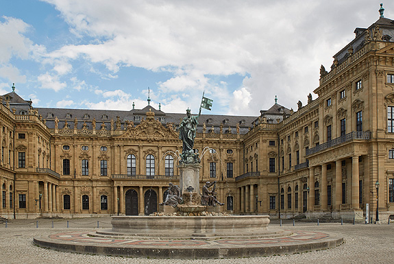 Bild: Fassade der Residenz Würzburg mit Frankoniabrunnen