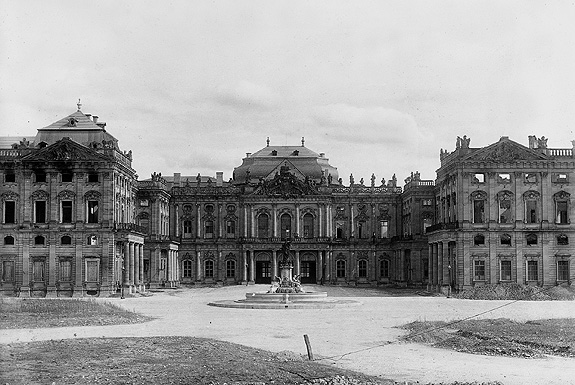 Bild: kriegszerstörte Residenz, Zustand 1947