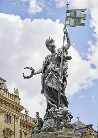 Picture: Figure of Frankonia on the fountain in front of the Würzburg Residence